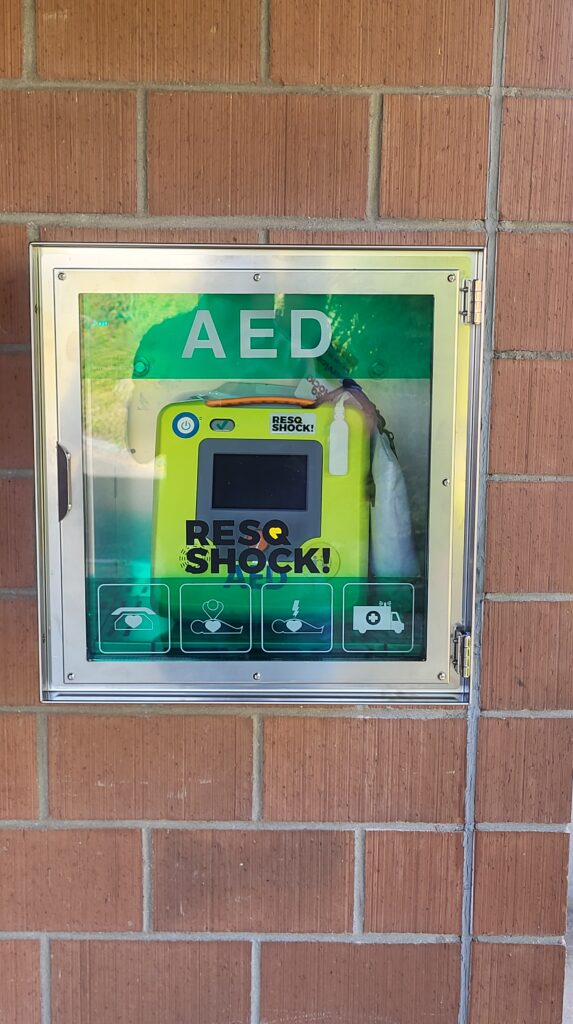 Ein Defibrillator wurde beim Badehaus Hurdnerwäldli installiert